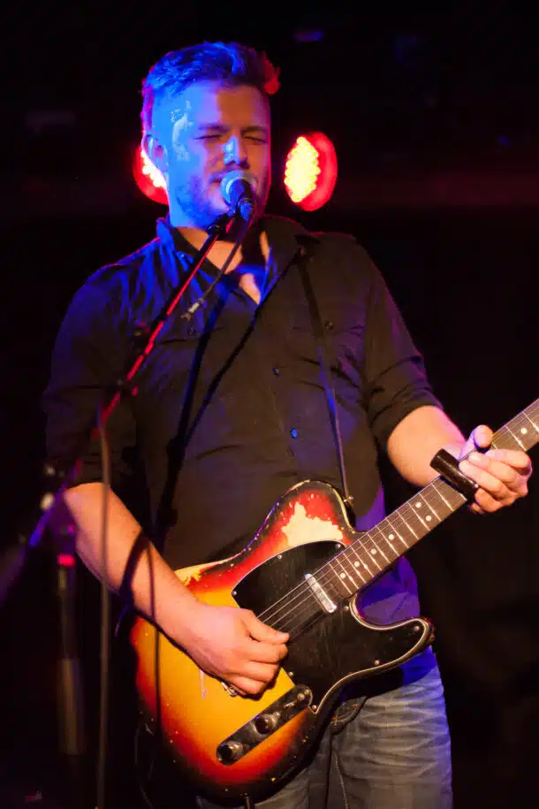 Jakob synger og spiller elektrisk guitar på scenen