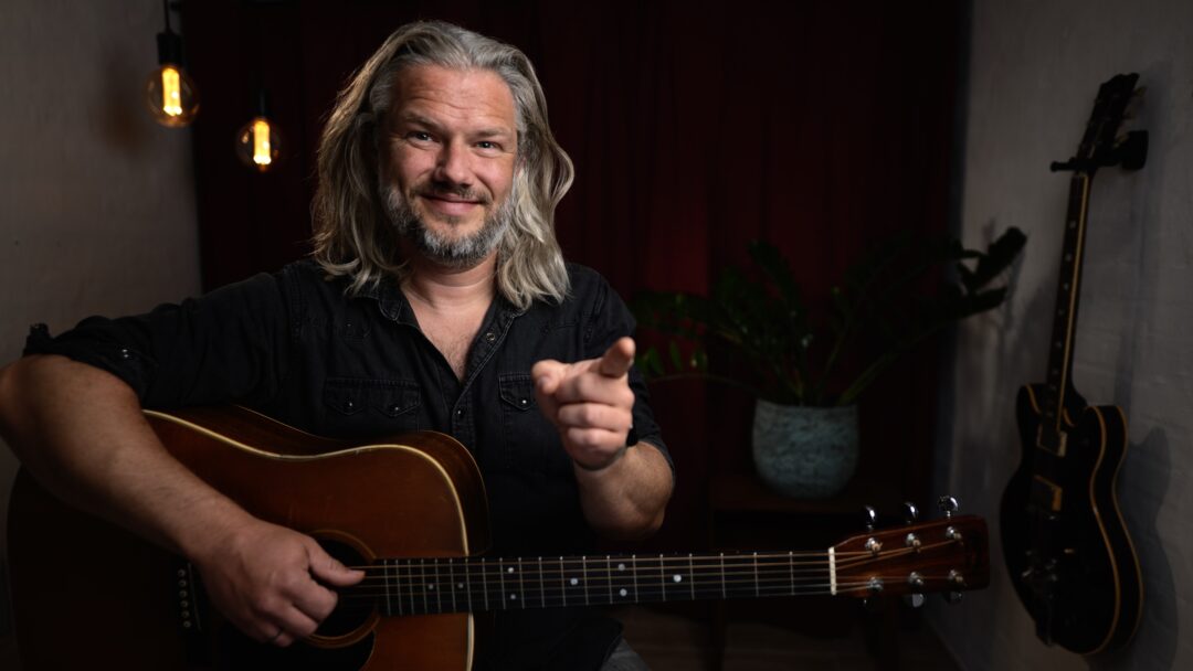 Guitarlærer Jakob Haugbølle Thomhav med guitar