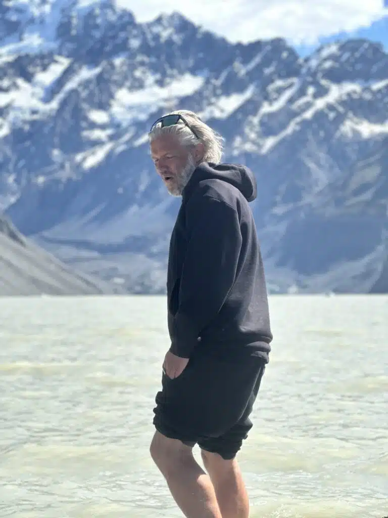 Jakob ved en sø med bjerge i baggrunden